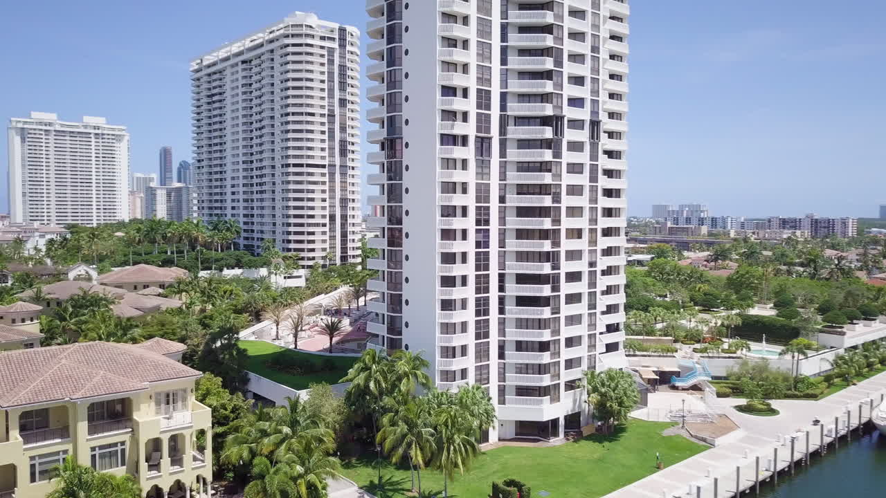 chụp từ trên không của aventura florida marina, cho thấy các căn hộ sang trọng đẹp, du thuyền và nhà ở - tốc độ nhanh