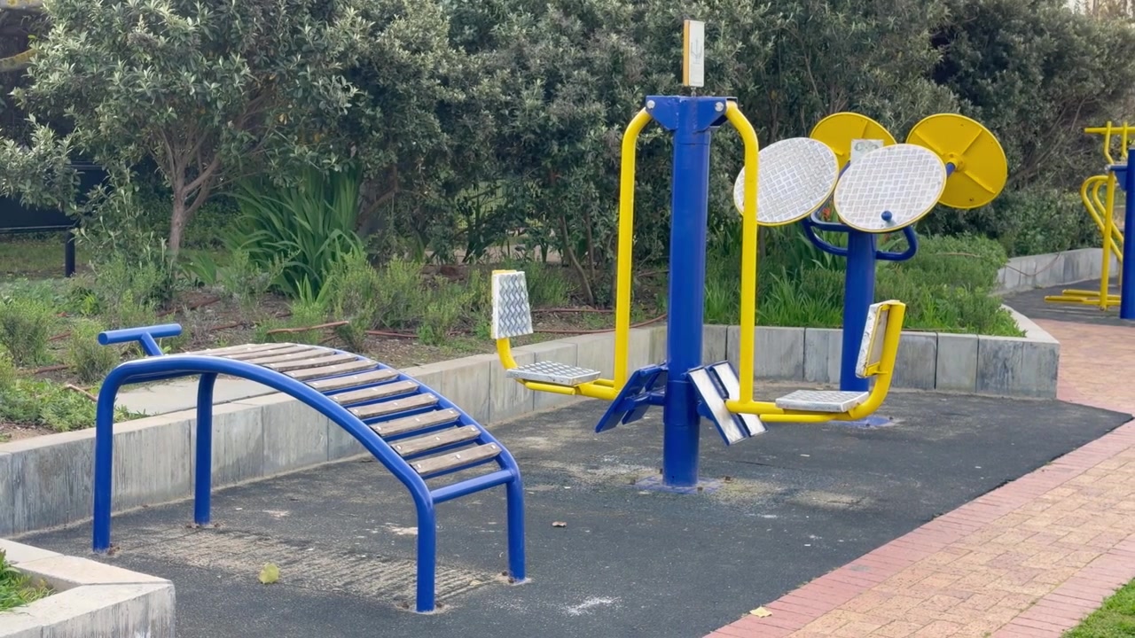 Equipo de gimnasio al aire libre en un parque de Sudáfrica