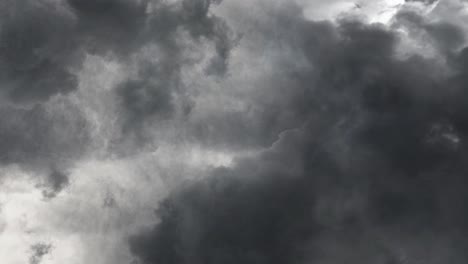 Gewitter-Mit-Blitz-Und-Dunklem-Himmel