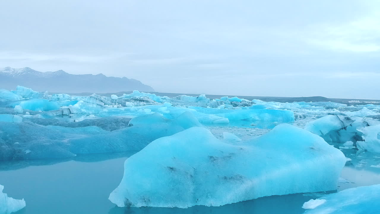 조용한 분위기의 호수에 있는 얼음 블록의 전방 조감도