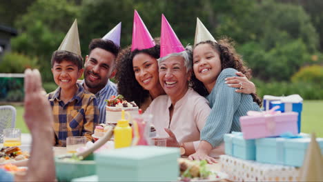 feliz celebración de cumpleaños en familia