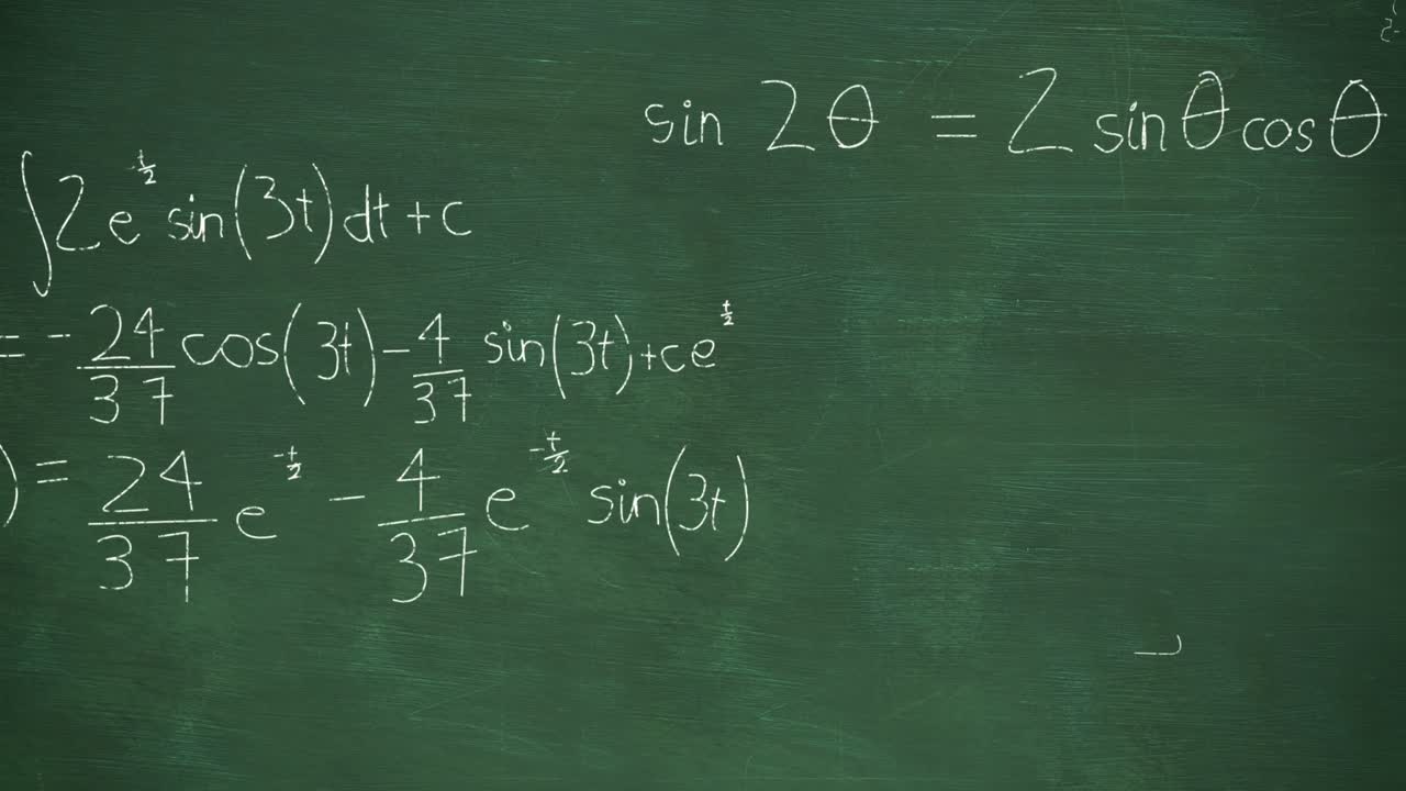 cálculos matemáticos escritos en tiza flotando sobre el fondo verde de la pizarra 4k