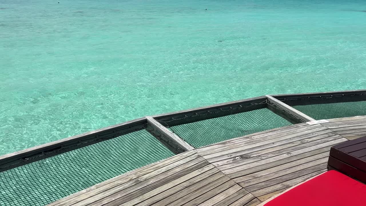 Überwasser-Villa, Netzhängematte über türkisfarbener Lagune, Malediven 4K-Aufnahmen.