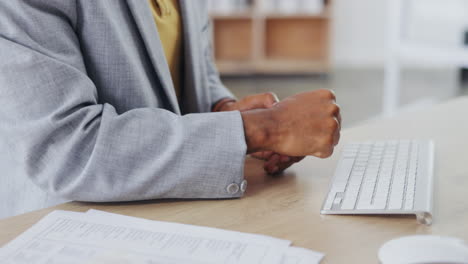 manos de un hombre de negocios escribiendo con dolor
