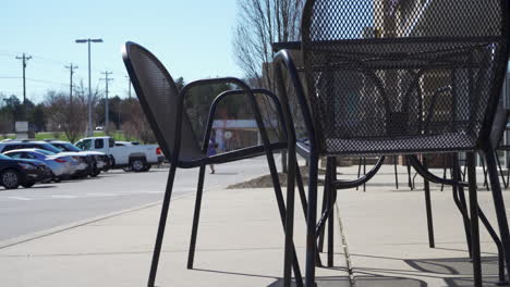 mesa de picnic y sillas fuera de una cafetería.