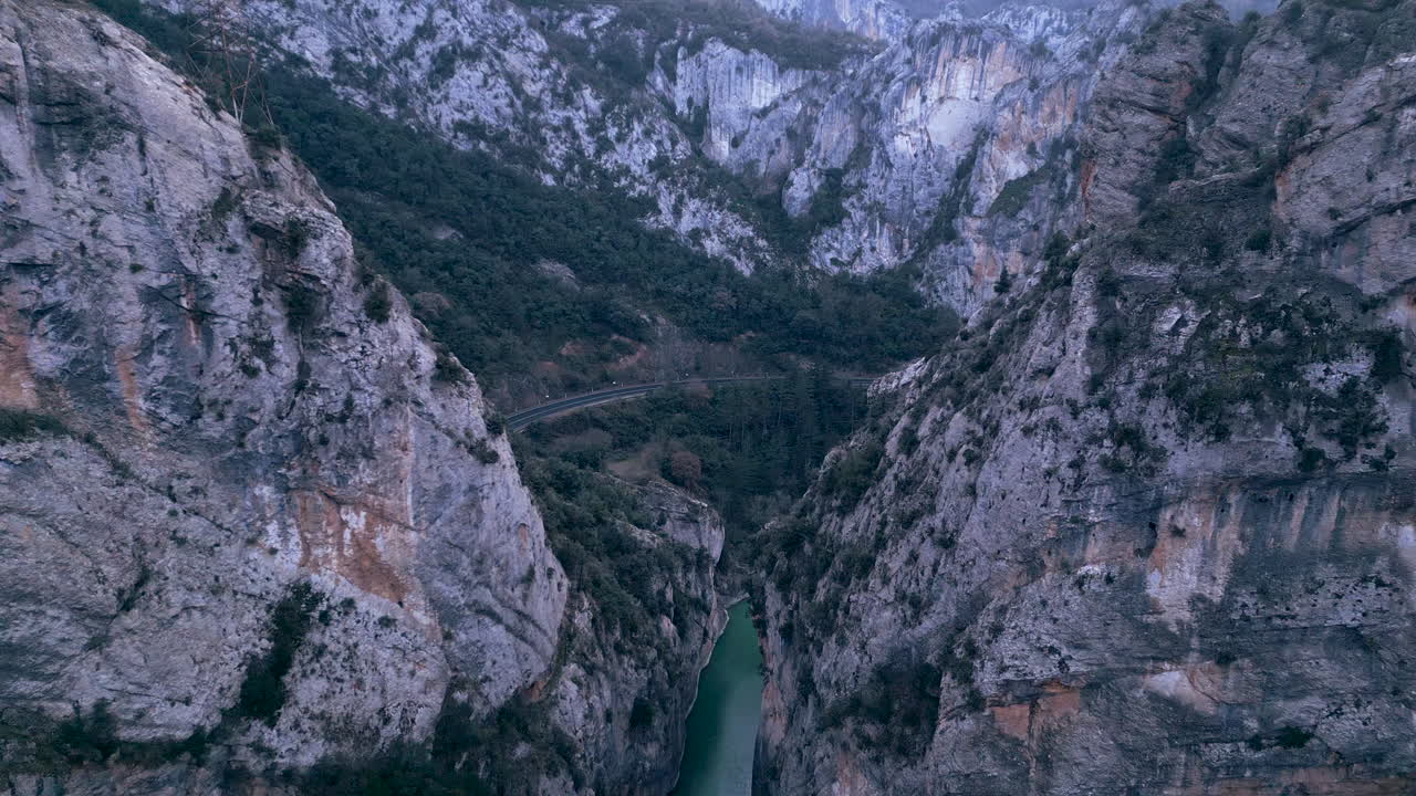Vista aerea di una strada tortuosa attraverso un canyon