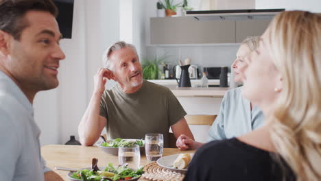 Familie-Mit-älteren-Eltern-Und-Erwachsenen-Nachkommen,-Die-Zu-Hause-Gemeinsam-Am-Tisch-Essen