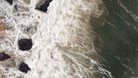 Schaumige-Wellen-Am-Sandstrand-Von-Nazaré,-Portugal-–-Luftaufnahme-Von-Oben