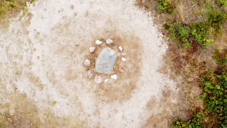 círculos de piedra antiguos: un sitio arqueológico llamado kamienne kregi que contiene un antiguo túmulo funerario cerca del lago lesno dolne, polonia