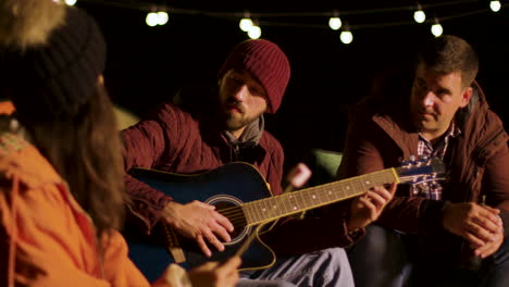 Amigos-Disfrutando-De-Un-Solo-De-Guitarra-De-Uno-De-Sus-Amigos.