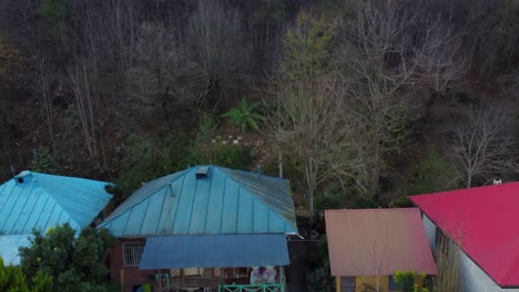 Toma-Aérea-Bosque-Pueblo-Casa-Arquitectura-Diseño-Techo-Azul-Color-Verde-Valla-De-Madera-Terraza-Mínimo-Diseño-Bohemio-Patio-Trasero-Saludable-Hermosa-Vida-Orgánica-Arroz-Granja-Agricultura-Gente-Local-Vida