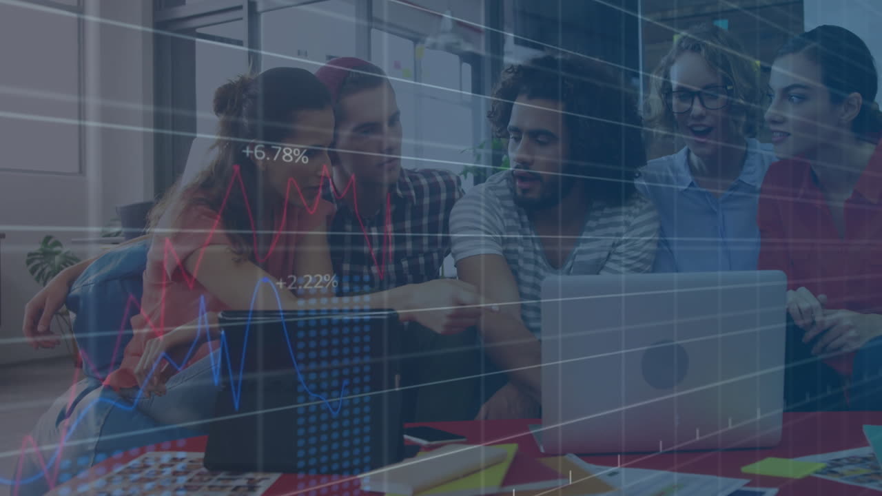 animación del procesamiento de datos financieros sobre diversas personas de negocios en la oficina