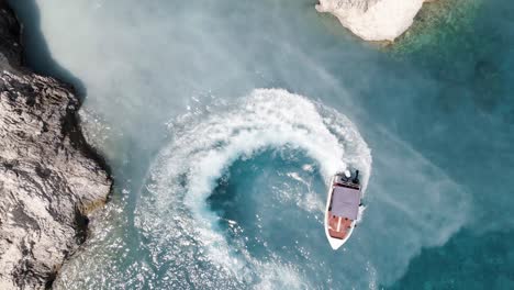 Barco-Haciendo-Círculos-En-El-Agua---Disparo-De-Drones