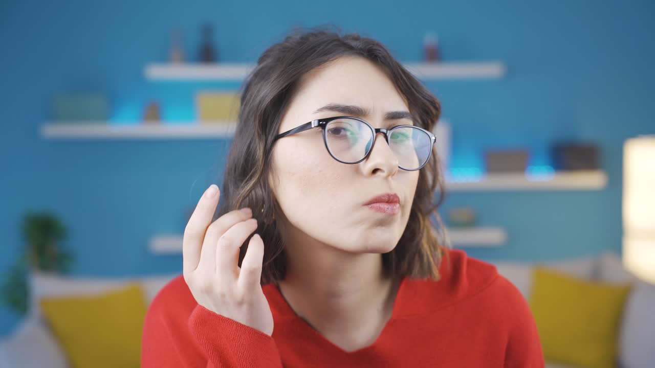 una joven culpable mirando inocentemente a la cámara.