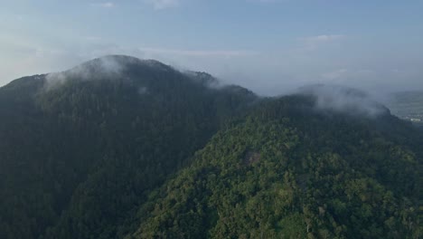 Disparo-De-Drones-Deslizantes-De-Montañas-Cubiertas-De-Selva-Tropical