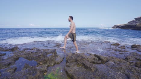 Junger-Mann,-Der-Im-Meer-Spaziert.