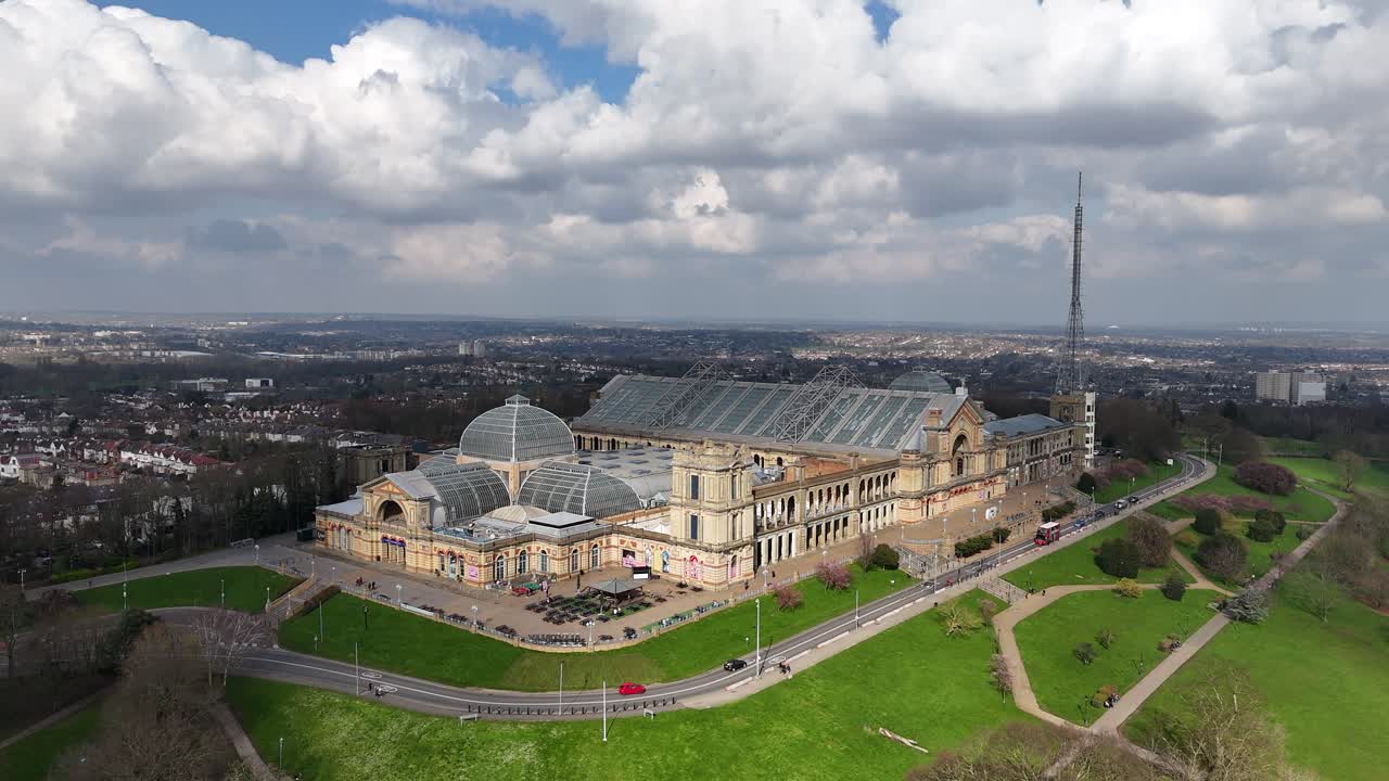 el palacio de alexander en el norte de londres, reino unido. drone, panorámica aérea.