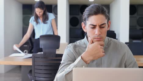 ejecutivo trabajando en una computadora portátil en el escritorio 4k