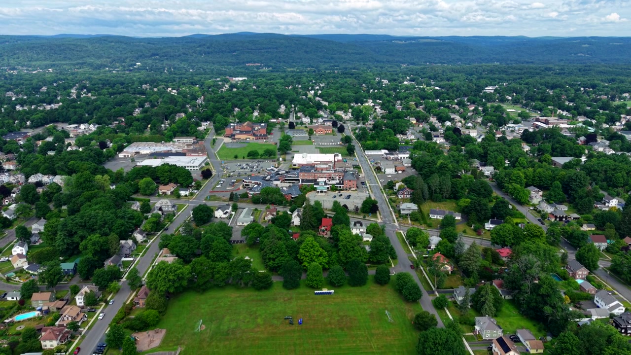 Lékařské centrum Baystate Franklin a atletické hřiště Beacon, jak je vidět z věže Poets Seat v Greenfield, Massachusetts. Letecký záběr s oddálením.