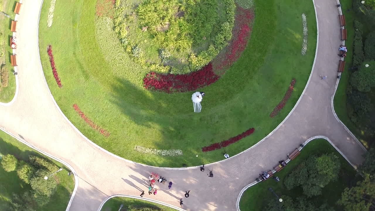 fotografía aérea de los recién casados en el parque verde y la vista de moscú