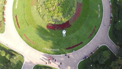 Luftaufnahme-Von-Jungvermählten-Im-Grünen-Park-Und-Blick-Auf-Moskau