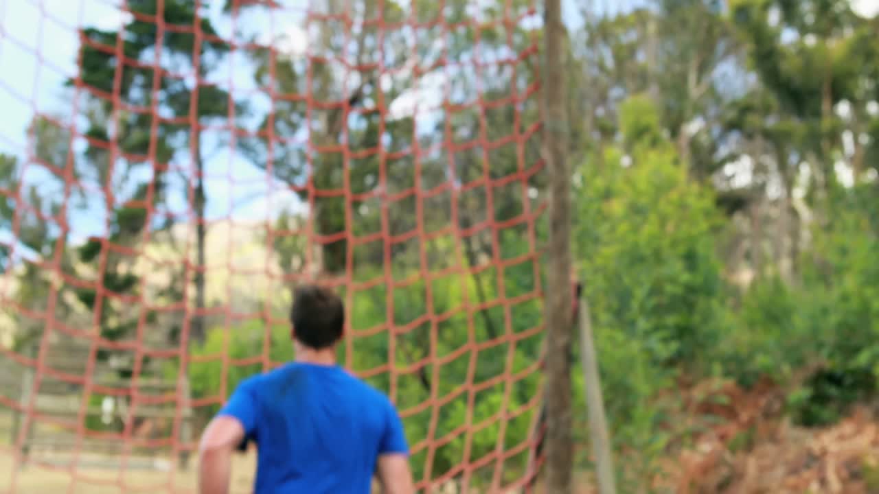 장애물 코스 도중 그물 에 오르는 적합 한 사람