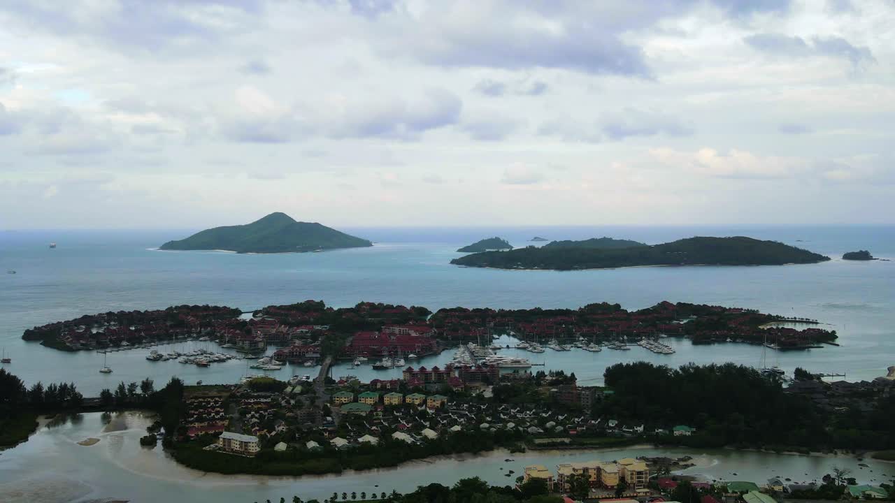 paisajes en las seychelles filmados con un dron desde arriba que muestran la naturaleza, las montañas, las casas y las islas en la isla principal mahe