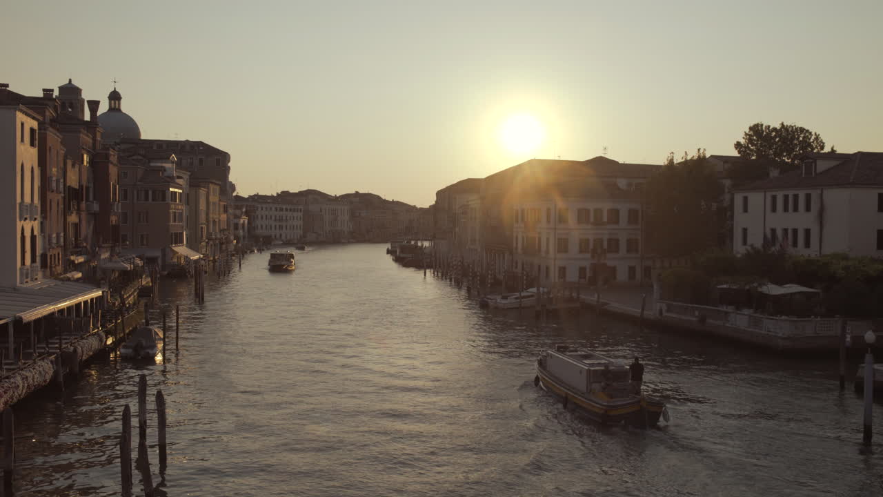 Łódź płynąca po wodach porannego Canal Grande w Wenecji, we Włoszech.