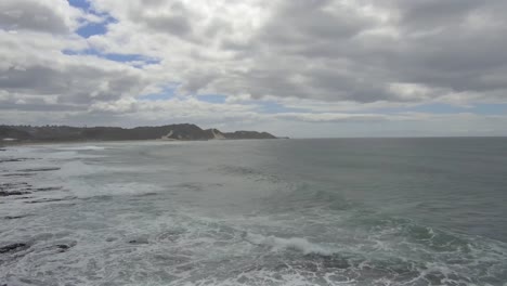 Una-Vista-De-La-Playa-Del-Este-De-Londres-Desde-El-Paseo-Marítimo-Del-Acuario-En-Sudáfrica