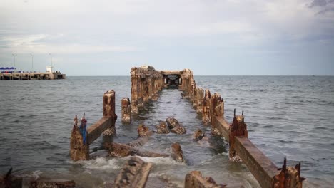 Antiguo-Muelle-De-Pesca-Dañado-En-La-Bahía-De-Prachuap-Khiri-Khan-En-El-Pueblo-Costero-De-Hua-Hin,-Tailandia