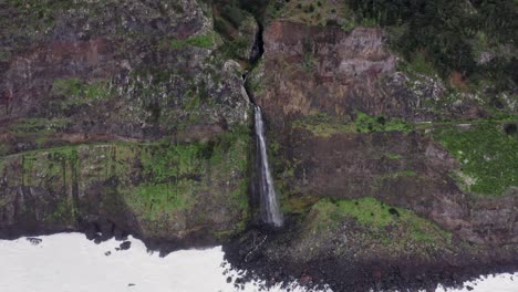 video de avión no tripulado de la cascada en maderia