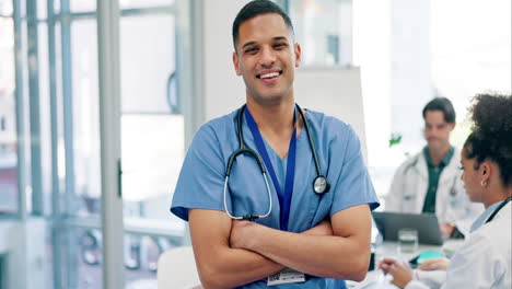 Hombre,-Médico-Y-Brazos-Cruzados-En-Liderazgo-De-Equipo