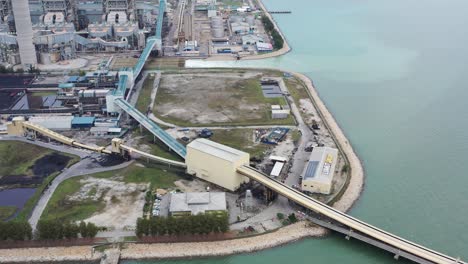 campo de carbón y planta de energía a carbón ultrasupercrítica por tenaga nasional berhad tnb en lumut port lekir terminal a granel jalan teluk rubiah, que conduce a manjung, perak, malasia