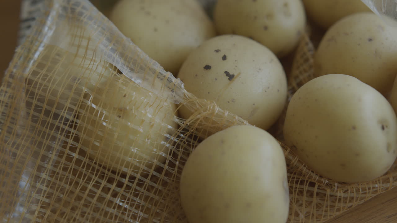 아기 감자 한 봉지의 오른쪽 팬을 닫습니다.