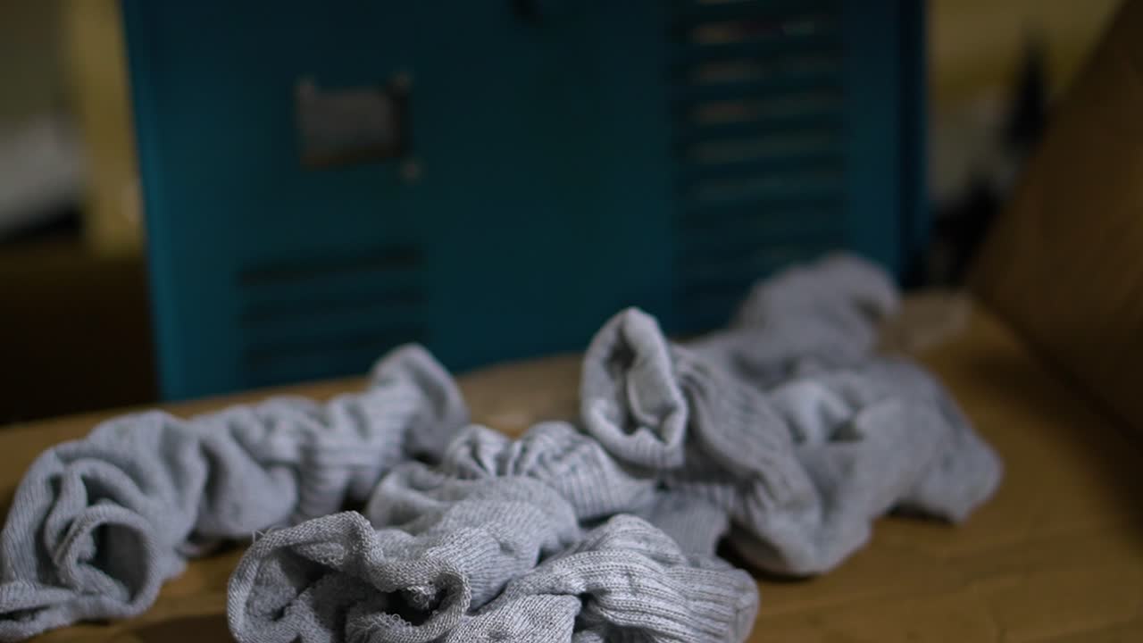 이 기계는 라호르의 공장에서 생산 과정 후 회색 양말을 보내고 있습니다.