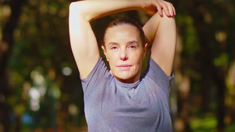 belleza en movimiento, mujer entrenando para mantener la flexibilidad y la fuerza