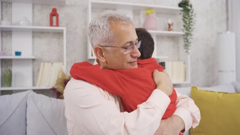 el padre y el hijo son felices.