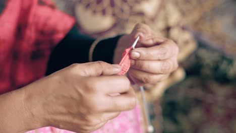 Die-Hände-Der-Frau,-Die-Die-Strickarbeit-Machen,-Die-Handarbeit-Bindet