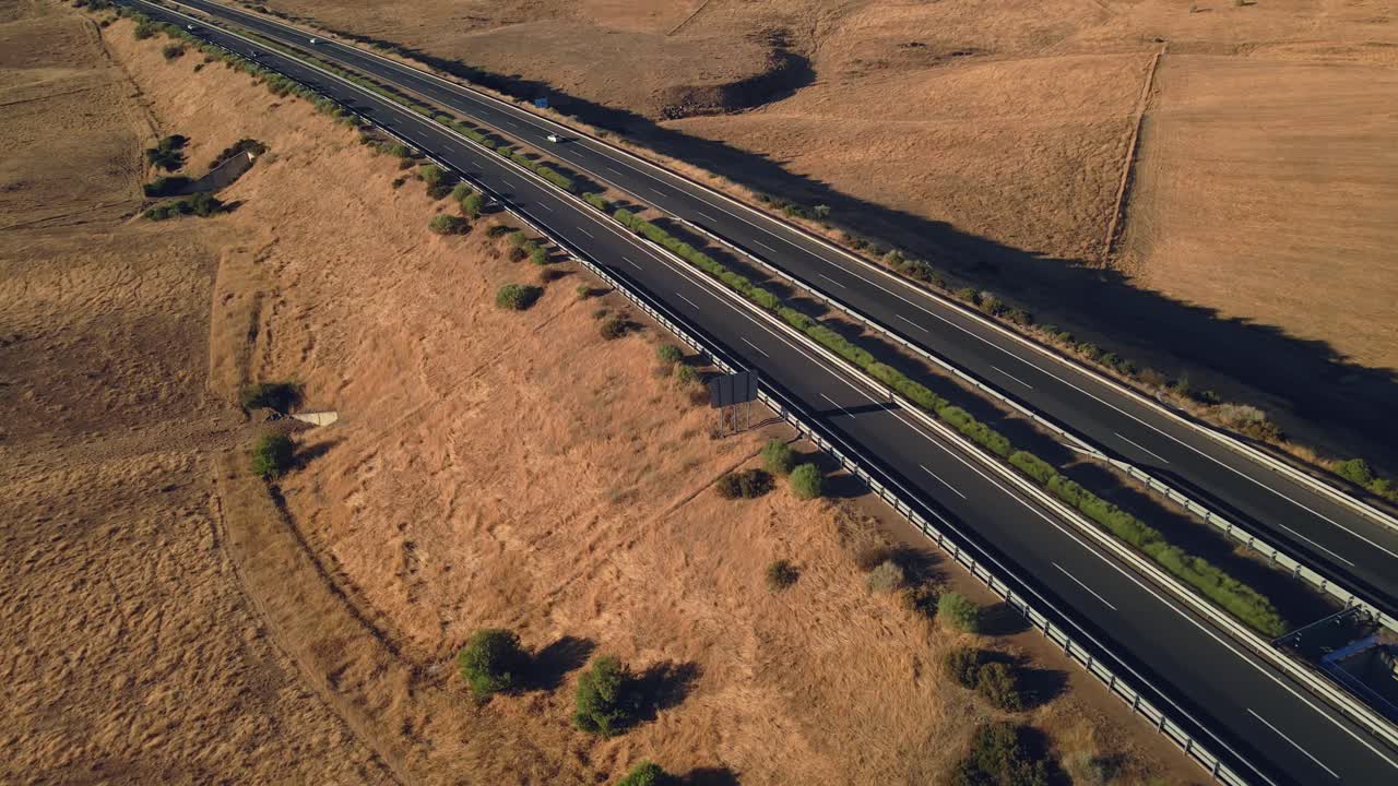 vista de ángulo alto de la carretera en el desierto
