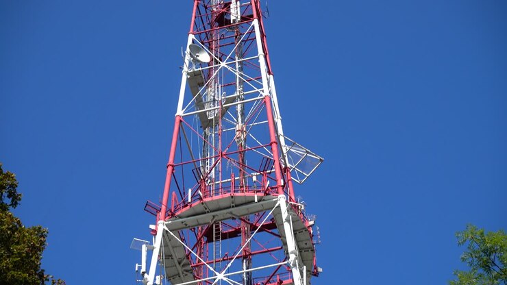 Torre televisiva sullo sfondo del cielo