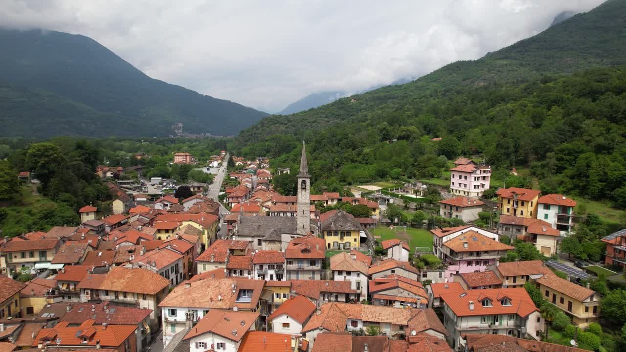 Volo di drone sulla cittadina di Mergozzo sul Lago di Mergozzo nel nord Italia.