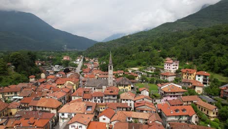 Vuelo-Con-Drones-Sobre-La-Ciudad-De-Mergozzo-En-El-Lago-Mergozzo-En-El-Norte-De-Italia