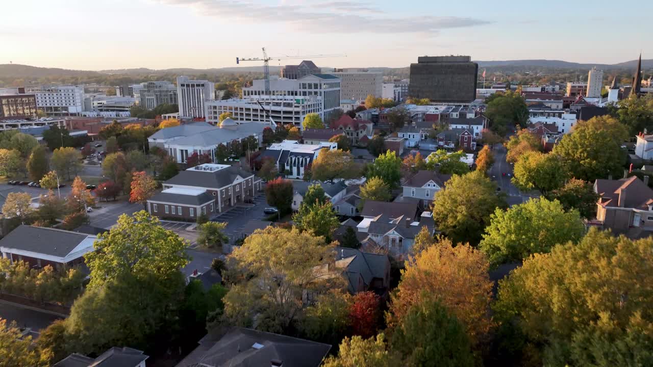impulso aéreo rápido en el horizonte de huntsville alabama con el otoño y el color de las hojas de otoño