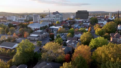 Luftschneller-Vorstoß-In-Die-Skyline-Von-Huntsville,-Alabama-Mit-Herbst--Und-Herbstblattfarbe