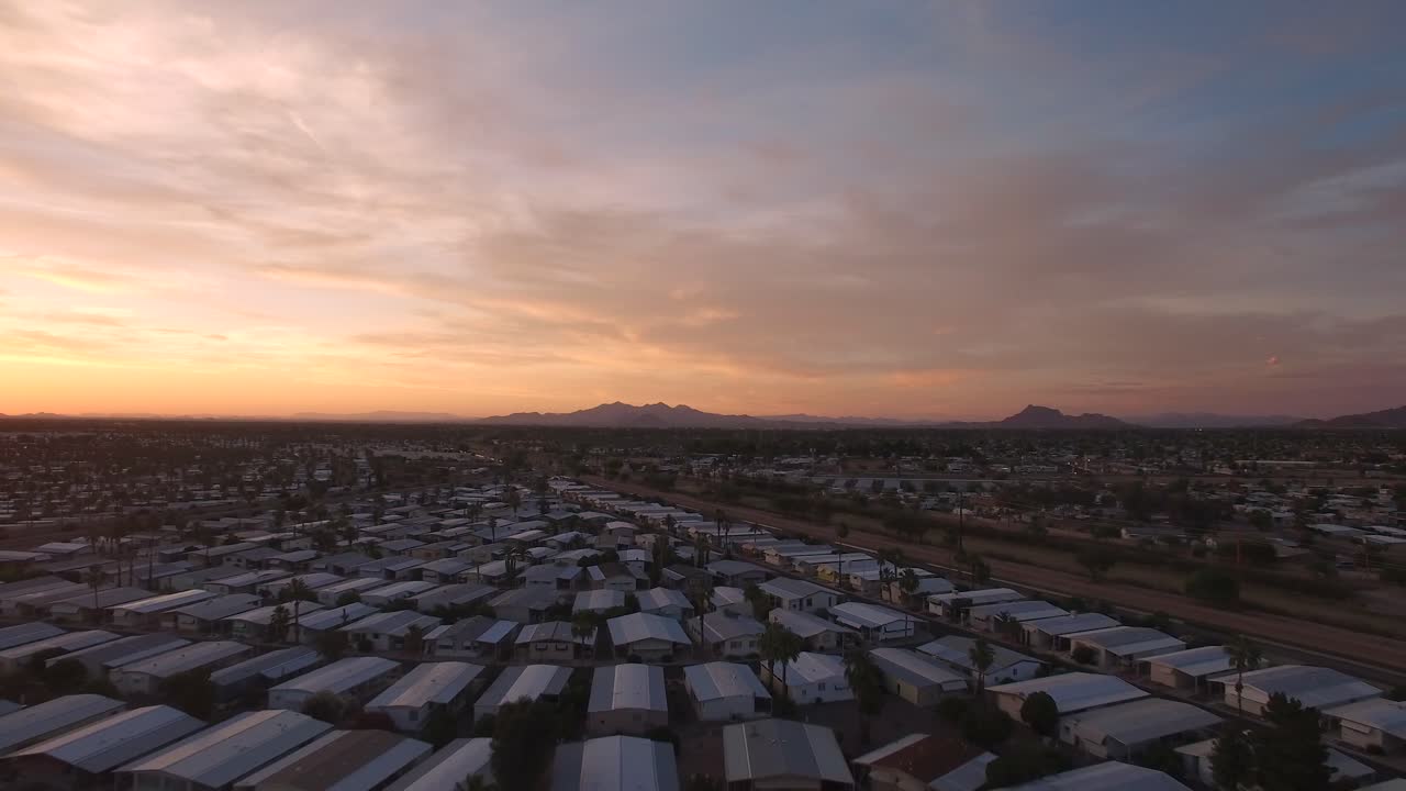 parque de remolques aéreos al atardecer
