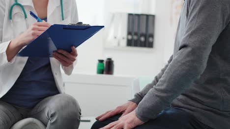 vista de la mano del hombre durante la visita de control en el médico
