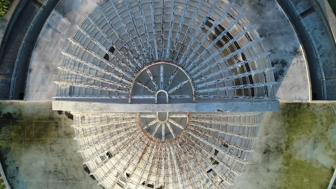 무성한 초목, 평온, 자연, 평온, 평화, 4k 해상도로 가득한 공공 공원의 탁아소 바로 옆 천장까지 카메라에 촬영된 드론