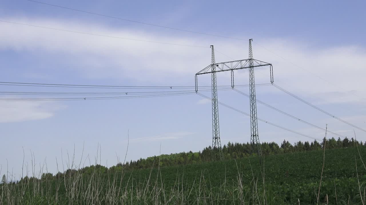 большой вид на линии электропередач на поле. высоковольтный столб или высоковольтная башня в поле.