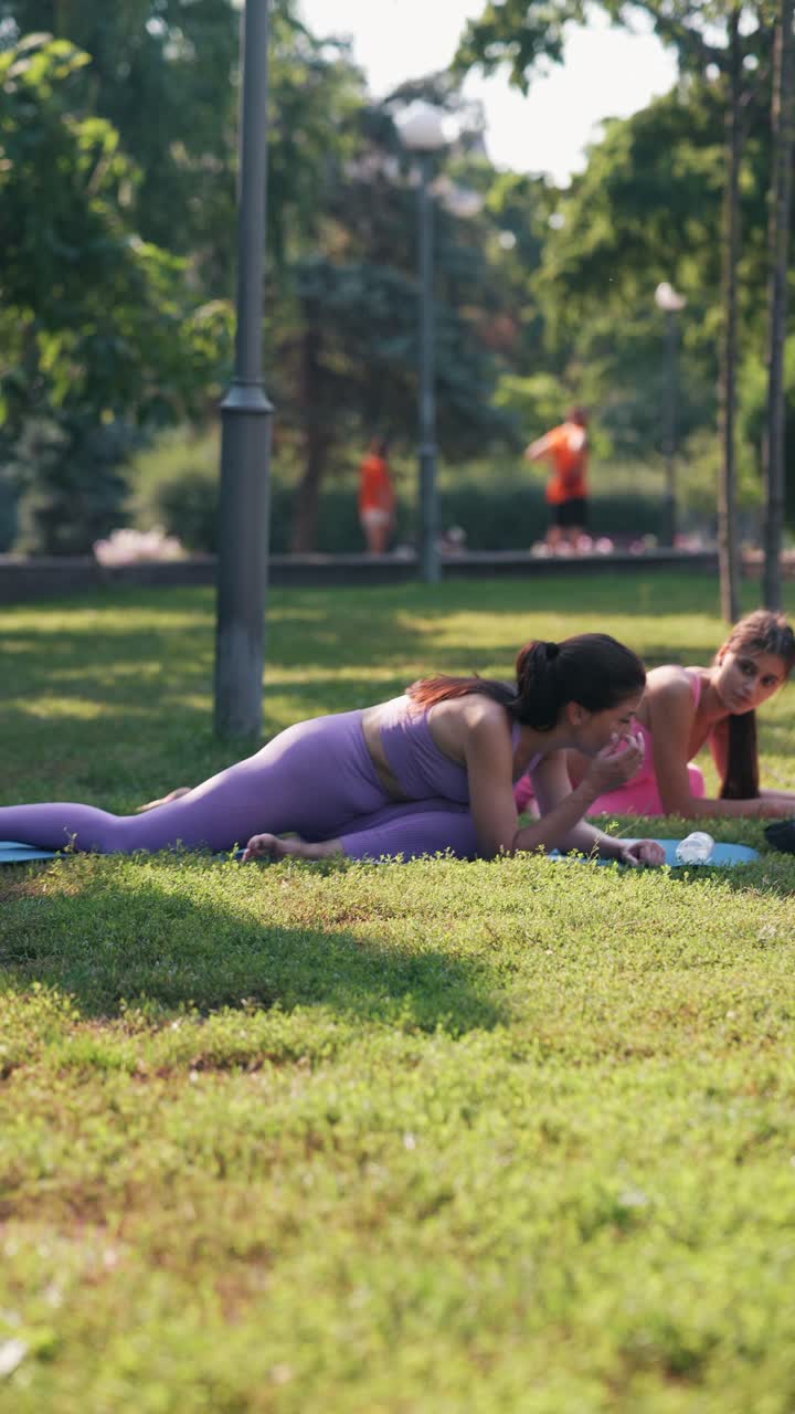 mujeres practicando yoga en un parque