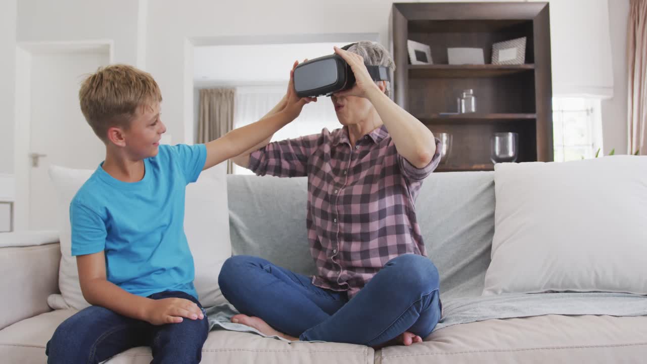 mujer mayor usando un auricular de realidad virtual con su nieto